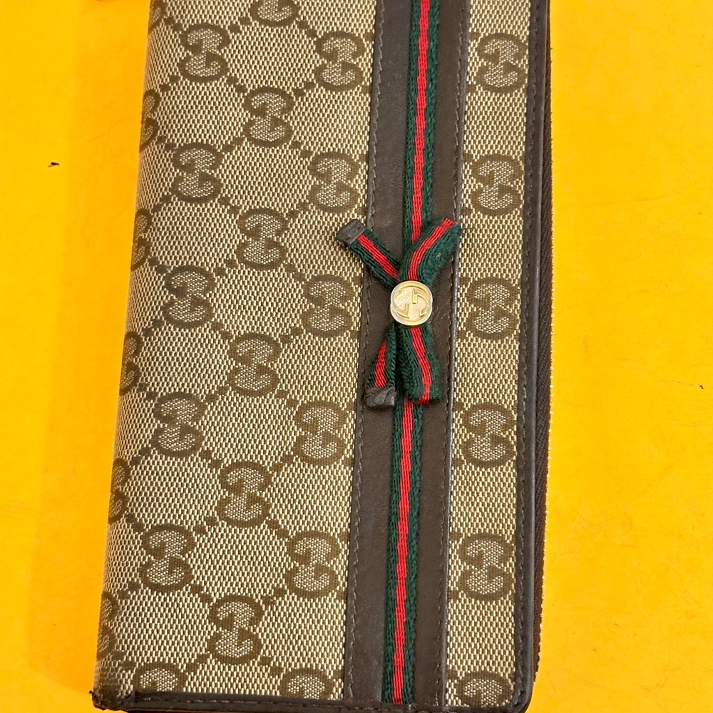 Gucci Sherry line Zippee round Wallet with Green and Red Accents - Picture 14 of 16